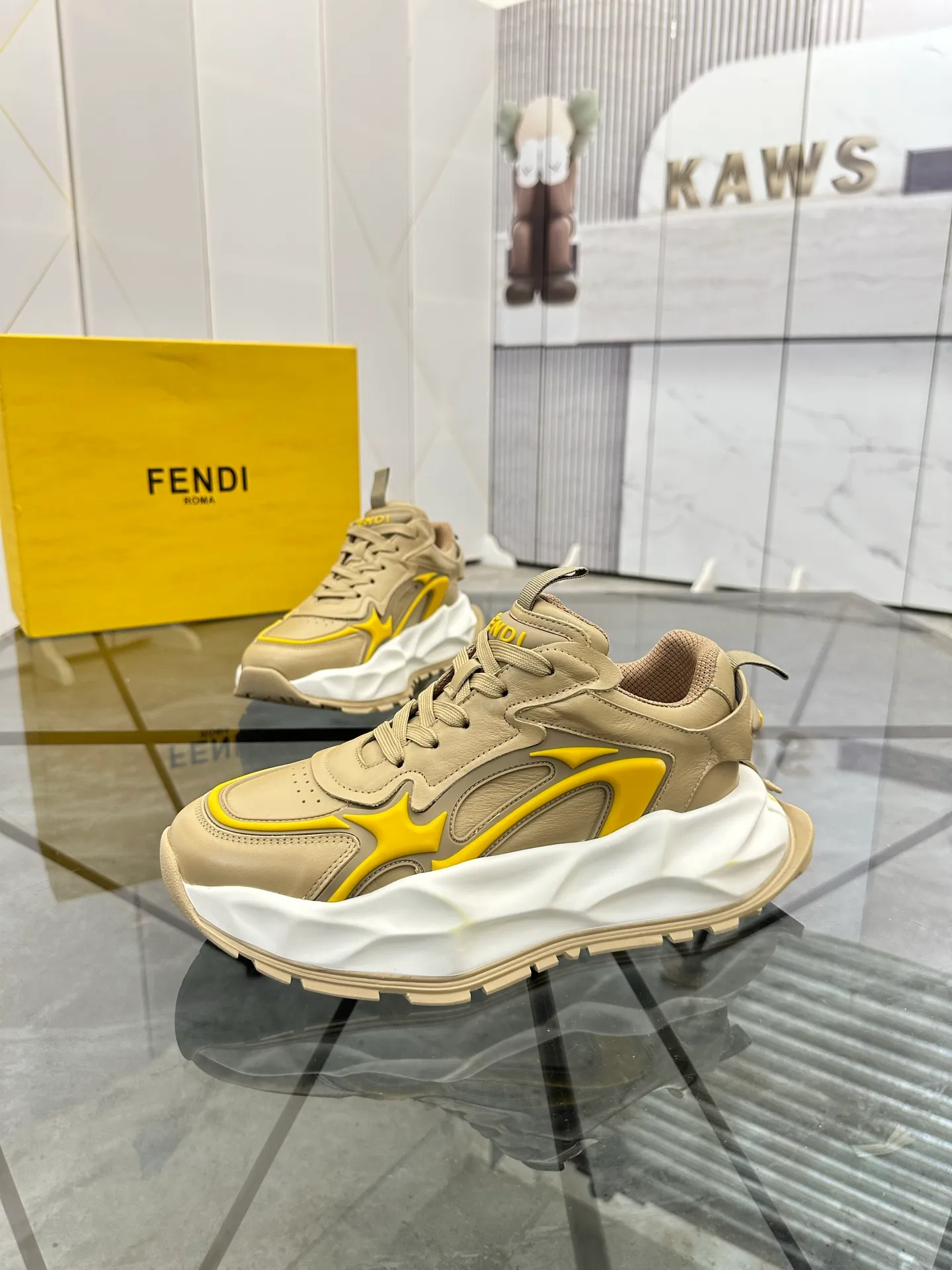 Men's shoes: 💰P580¥ Product trademark: Fendi* "Fendi*" low-top sports shoes Regular size: 39-44 (can be customized to 38.45.46) Product material: imported cowhide upper, breathable lining, original outsole. No.: 0008